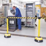 Poste separador con cinta extensible retráctil para fábricas y plantas industriales