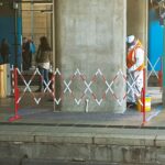 Valla extensible metálica para crear perímetros de seguridad en obras y trabajos mantenimiento