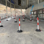 Poste separador con cadena para obras de construcción